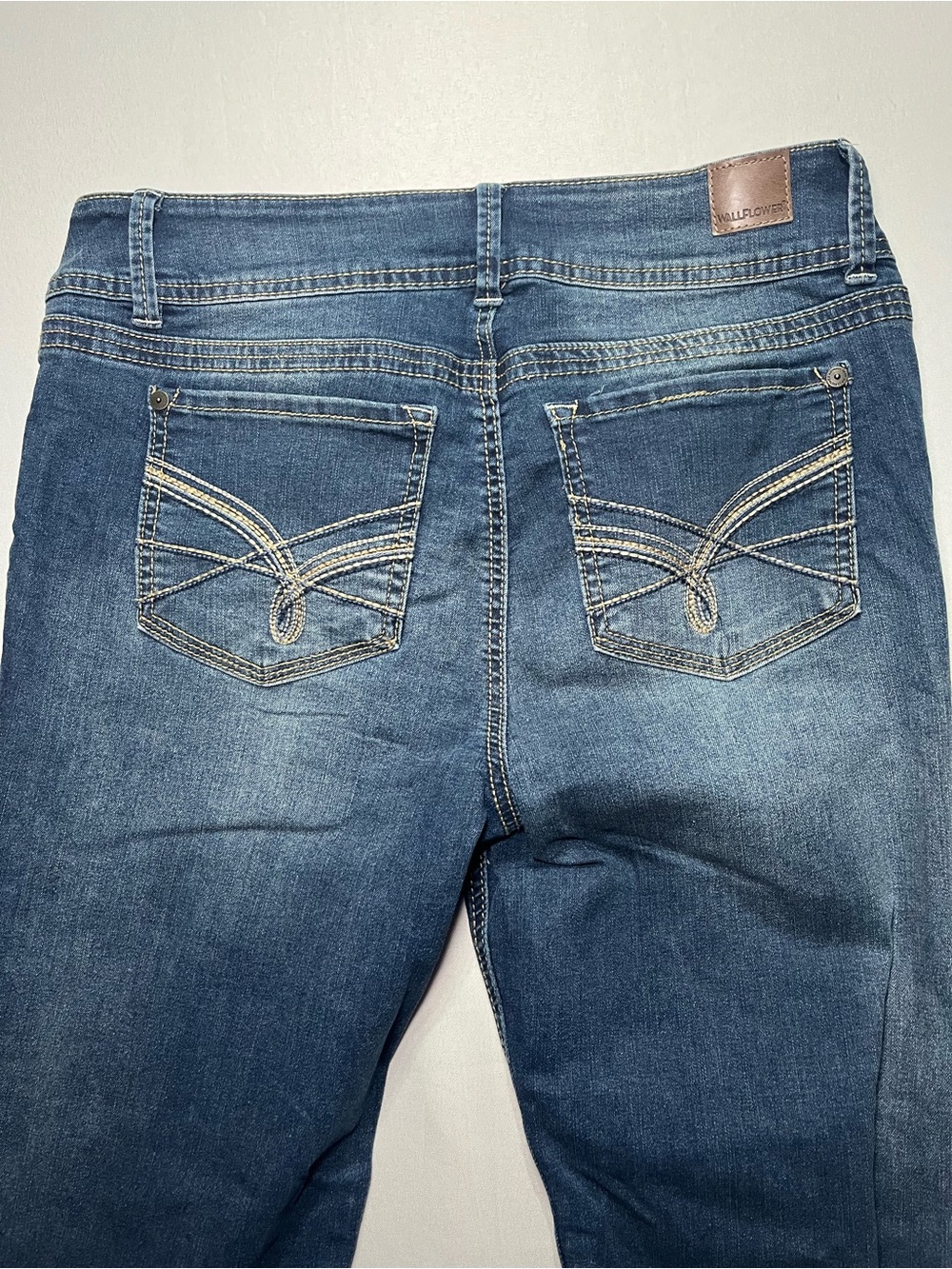 Wallflower Junior 11 Long Curvy Fit Blue Faded Stretch Bootcut MidRise Jeans - Picture 5 of 8